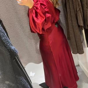 Vinröd långklänning med puffärmar - Snygg vinröd långklänning med puffiga långa ärmar och en elegant siluett. Perfekt för en festlig kväll eller en speciell tillställning. Klänningen har en vacker glans och en figurnära passform som framhäver midjan.💞PRIS GÅR ATT DISKUTERA VID SNABBAFFÄR💞