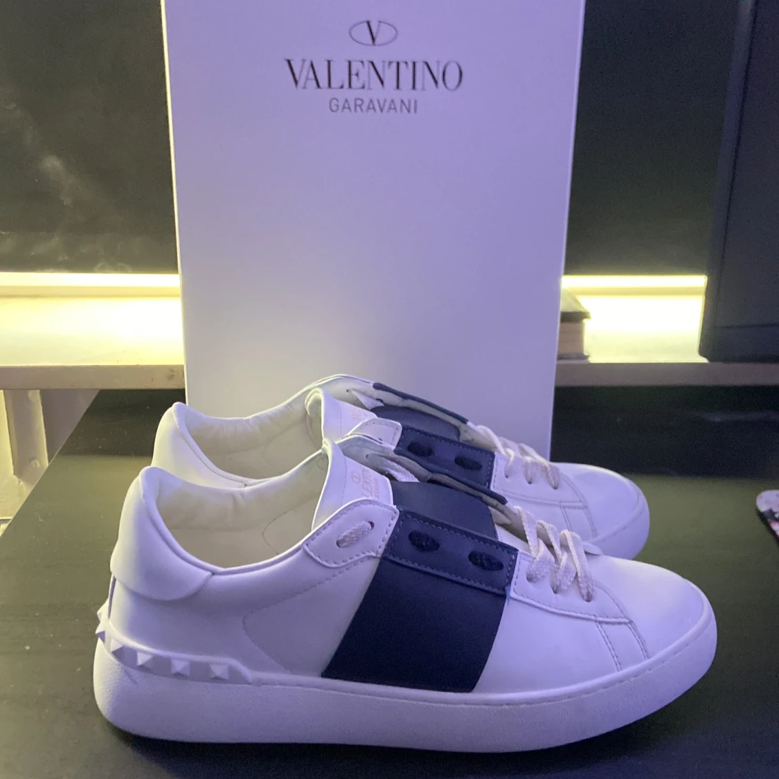 Valentino Garavani sneakers i vitt och blått