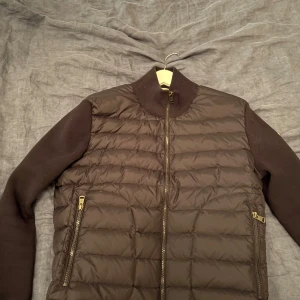 Moncler cardigan - Säljer nu min moncler cardigan då den har blivit för liten, den är i bra skick och har inga defekter!