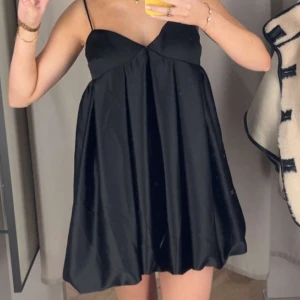 svart klänning - så snygg svart festklänning från hm i satin liknande material🥰endast använd 1 gång så precis som ny!