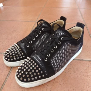 Svarta Christian Louboutin - Ett park unika skor från Christian Louboutin. Skorna är i storlek 44 och är 8.5/10 I skick. De har små tecken på användning som minimalt slitage på nitarna.  Äkthets certifikat från vestiare collective medföljer, men inget original. Bara att höra av sig vid någon fundering!