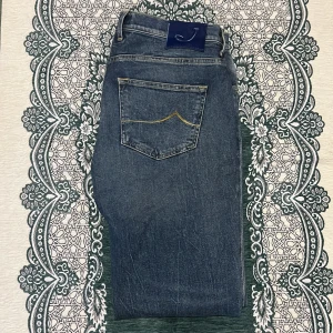 Mörkblå Jacob Cohen - Sjukt snygga jacob cohen jeans med slitningar som är handgjorda i italien 🤩| Storlek 30 | Mycket bra skick knappt använd | Modell: Kanen = Slim| Nypris ≈ 5000kr mitt pris : 1299 kr | Skriv till mig om ni har några frågor eller funderingar 💯 | 