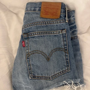 Blå jeansshorts från Levi's - Säljer ett par jätte fina jeans shorts använda bara en gång och har inga defekter💕
