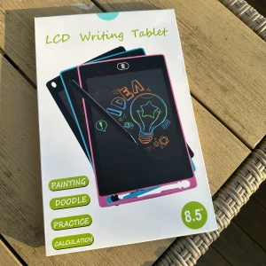 LCD Writing Tablet 8.5 tum ritplatta  - LCD Writing Tablet för att rita, klottra, öva och räkna. Perfekt för kreativa stunder och anteckningar. Kompakt och lätt att ta med sig.