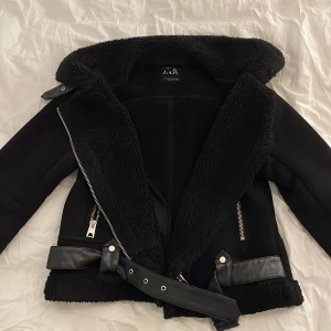 Svart vår/höst jacka från zara - Snygg svart jacka från Zara. Jackan är i jätte bra skick❤️