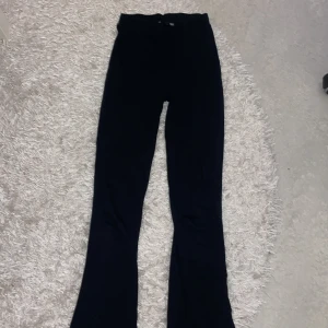 Svarta byxor 157 - Svarta utsvängda byxor från lager 157 storlek XS. Har knappt används. Vid frågor kontakta mig 💗