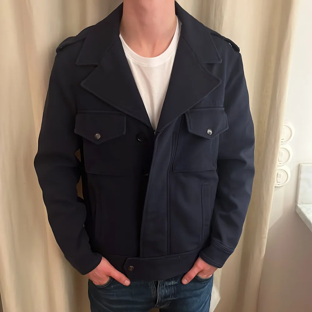 Vintagedelight presenterar: Zadig & Voltaire jacka i storlek S som är perfekt till våren, Sommar och hösten🏝️🔥 Den har coola Zadig detaljer och är helt ny och aldrig använd en enda gång. Hör av er vid funderingar🙌. Takit.