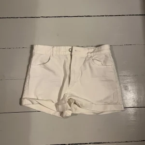 Vita shorts - Säljer fina vita shorts som inte har några defekter! Tycker inte de har varit särskilt genomskinliga men säljer för att de är för små. Storlek 170 🤍