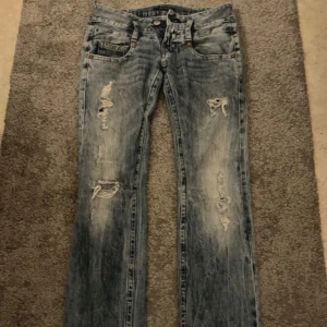 lågmidjade jeans med hål - säljer dessa då dom inte kommer till användning.❤️ skriv för mått! dom är i bra skick! kan diskutera pris