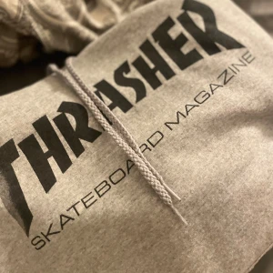 Grå Trasher hoodie  - Säljer nu denna då den inte kommer till användning längre. Storlek S , modell unisex och fint skick🩶🩶