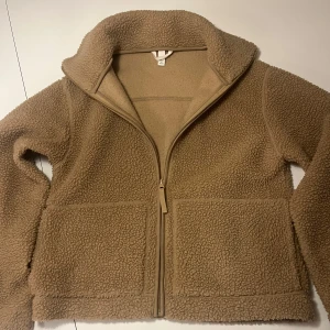 Brun teddyjacka med dragkedja - Trendig teddy jacka från h&m