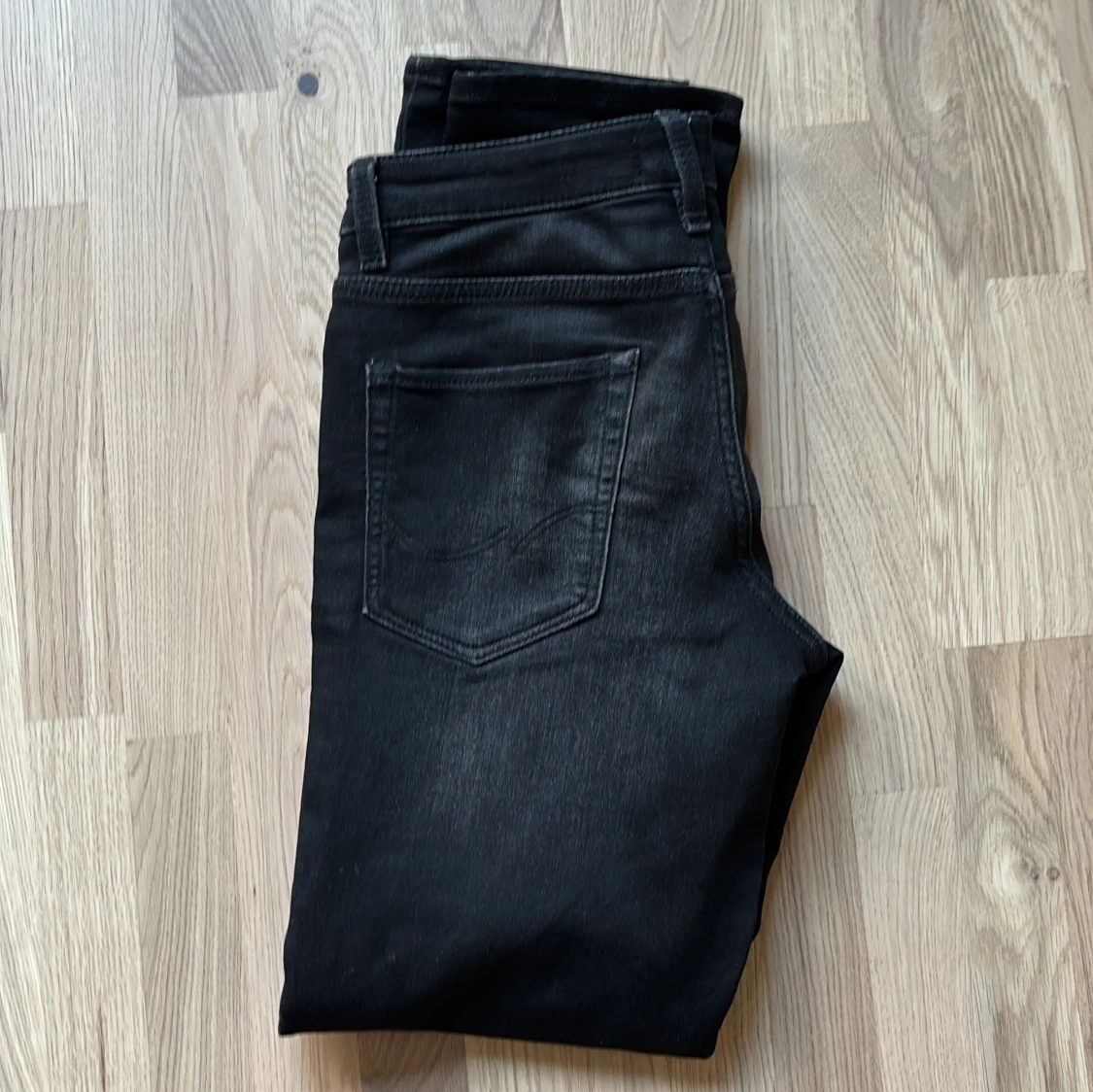 Svarta Jack & Jones jeans med slitningar - 1