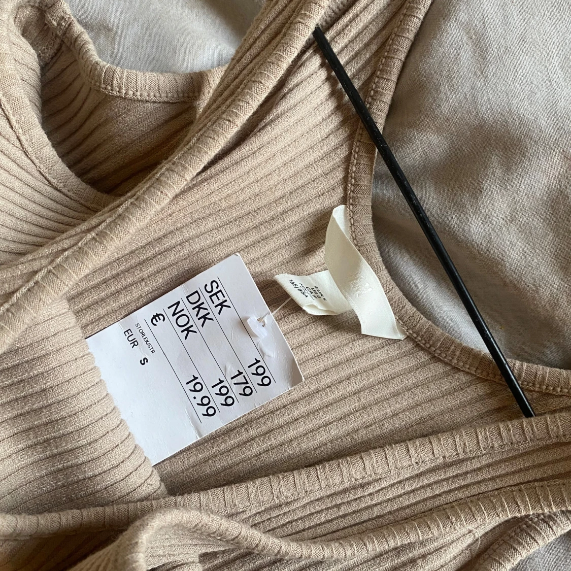 Beige ribbad klänning - 2