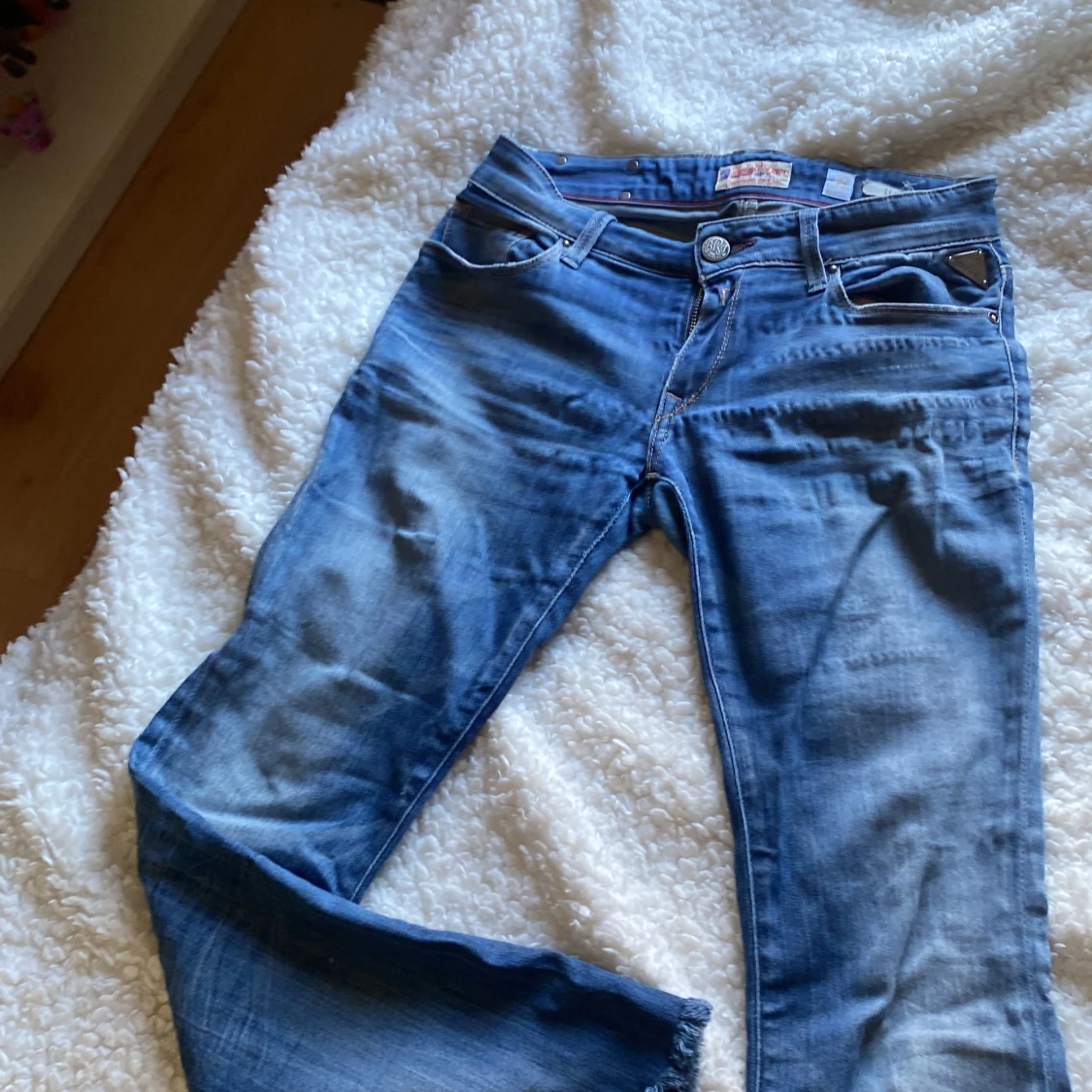 Blå bootcut jeans från True Religion - 1