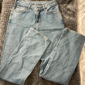 Low straight jeans ifrån bikbok - Långa raka jeans ifrån bikbok i modellen low straight, så har låg midja och raka ben. Storlek waist 27 (S), length 34 så ganska långa ben. Endast använda enstaka gång i väldigt fint skick!!