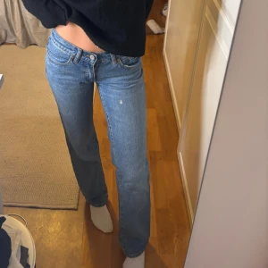 A-brand jeans - Ett par super fina blåa midwaisted jeans ifrån A-brand. Säljes då dem inte används längre💕
