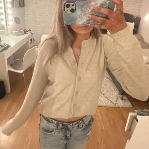 Beige stickad kofta - Säljer en mysig beige stickad kofta med knappar framtill. Jag tror det är någon typ av torkad limm på men det är inte något jag tänker på💕