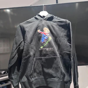 Ralph Lauren hoodie - Säljer en hoodie från Ralph Lauren. Den är köpt på kidsbrandstore och är i St L 14-16 år.