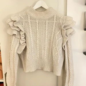 vit stickad tröja från Gina Tricot - Säljer en superfin vit stickad tröja från Gina Tricot. Har inte kommit till användning. Skriv vid frågor eller intresse!