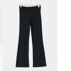 Svarta yoga pants  - Säljer dessa yoga/utsvänga byxor från Ginatricot, det har inga defekter. 