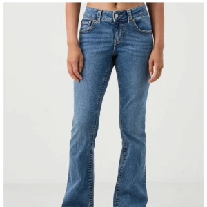 Gina tricot bootcut jeans - Lågmidjade bootcut jeans från gina tricot, i super fint skick! 💗