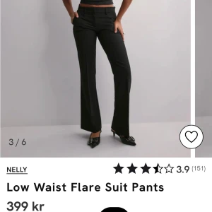 Svarta lågmidjade kostymbyxor från Nelly - Snygga svarta kostymbyxor med låg midja och utsvängda ben från Nelly. Perfekta kostymbyxorna!🎀