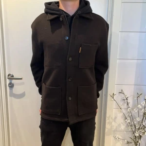 Overshirt studio total - Säljer nu en riktigt snygg overshirt som passar perfekt nu till våren,  overshirten är i väldigt bra skick utan några skador. Har du mer frågor är det bara att höra av dig 