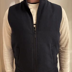 Mörkblå väst från Selected Homme - Säljer en stilren mörkblå väst från Selected Homme. Nypris 1600kr, slutsåld. Använd sparsamt under hösten. Vid frågor eller funderingar tveka inte på att höra av er!