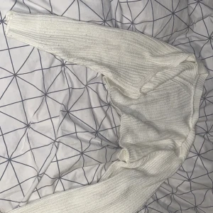 Kort vit stickad cardigan - Mysig vit stickad kort cardigan. Säljs eftersom det inte är min stil längre. Storlek M men passar som S.