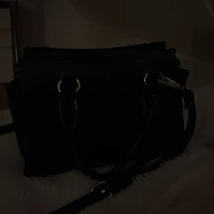 Svart väska - Svart väska!! Har aningen slitage på banden men inget som syns vid användning, tillkommer axelband.