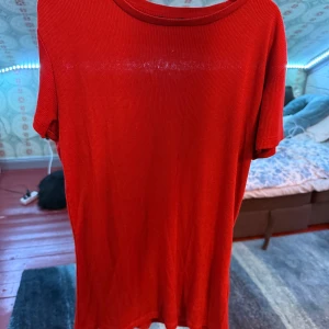 Röd ribbad t-shirt från lager 157 - Snygg röd ribbad t-shirt från lager 157 i storlek S. Perfekt för en casual look med sin kortärmade design och mjuka material. Ett måste i garderoben för dig som älskar stilrena plagg. Säljer då det inte används💕