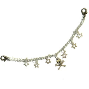 Silverfärgat accessoarsmycke - Silverfärgat handgjort accessoarsmycke med hängande stjärnor och dödskalle ☠️🌟Perfekt att hänga på väskan eller annan accessoar för en rockig look 🌟☠️