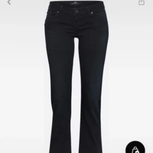 Svarta Ltb jeans - Snygga svarta LTB jeans med låg midja. Som nya. Storlek 26/34. Lågmidjade. Helt slutsålda🥰