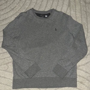 Ralph Lauren tröja - Tja, säljer nu denna feta Ralph lauren tröjan då den inte kommit till så mycket användning, Skicket på tröjan är 10/10, helt ny i princip. Skriv vid minsta lilla fundering 🤩