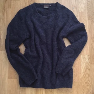 Blå tröja från Oscar Jacobson - Säljer nu min stickade blå tröja från Oscar Jacobson, eftersom den inte passar längre. Tillverkad i Italien. Priset kan diskuteras😁