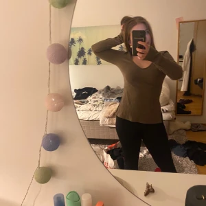 Brun ribbad tröja från Bubbleroom - Säljer en snygg brun ribbad tröja från Bubbleroom. Tröjan har en v-ringad design och långa ärmar, perfekt för en stilren look. Passar bra till både jeans och kjol. Hör av dig vid intresse!