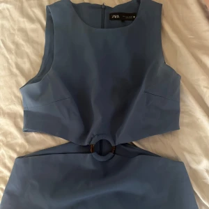 Zara topp - Sååå söt och trendig Zara topp! Använd en gång så säljer för den inte kommer till så mkt användning. Så fin på en middag eller fest!! 🙏🏻🙏🏻🙏🏻🥰