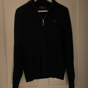 Morris halfzip tröja  - Snygg och bekväm tröja från Morris gjord av merinoull. Storlek M men sitter som S. Nypris 1500kr. Skick 9,5/10, använd fåtal gånger. Hör av dig vid funderingar 👍