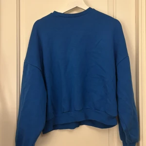 Blå tröja från NLY Trend - Säljer en snygg blå tröja från NLY Trend. Tröjan har en enkel design med långa ärmar och rund halsringning. Perfekt för en avslappnad stil. Passar bra till jeans eller kjol. 💙