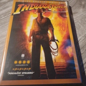 Indiana Jones: Kristalldödskallens rike DVD - Säljer en DVD av 'Indiana Jones: Kristalldödskallens rike'. Innehåller två skivor med filmen och extramaterial. Perfekt för fans av äventyr och action! 🎬