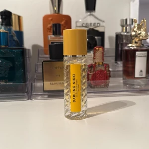 Darling Nikki från Vilhelm parfumerie  - Säljer nu en 20ml av darling nikki från Vilhelm parfumerie! 20ml flaskorna är väldigt smidiga att ha med på resa eller om man vill ha mindre storlek av en parfym! 18/20ml kvar i flaskan och inget trasigt! Säljer den nu för 439kr då flaskan kostar ny 950kr men kan nog jobba lite på priset också 🍾 