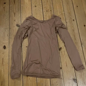 Beige långärmad topp - Säljer en stilren beige långärmad topp. Perfekt för lager-på-lager eller som den är. Mjuk och bekväm med en enkel design.
