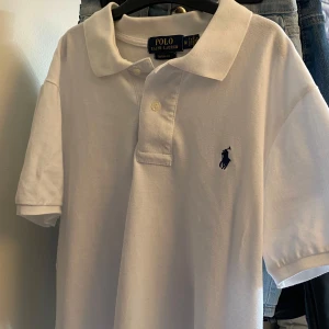 Vit pikétröja från Ralph Lauren - Säljer en vit pikétröja från Ralph Lauren i storlek M. Den är i mycket bra skick och nästan aldrig använd