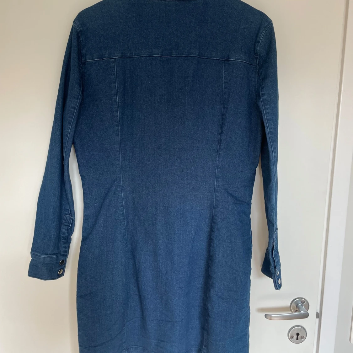 Blå jeansklänning med knappar - 1