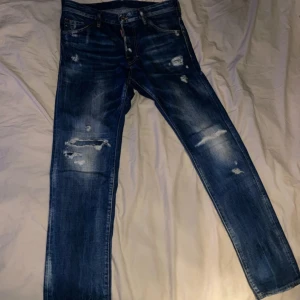 Dsquared Jeans - Säljer dessa fina Dsquared cool guy jeans då jag rensar ur garderoben. Givetvis äkta kvitto finns. Sparsamt använda inga typer av slitage. Storlek: 48 Nypris: 4168kr