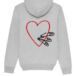 Säljer en grå hoodie med ett rött hjärtmönster på ryggen. Tröjan är knappt använd och är i my ner bra skick. 