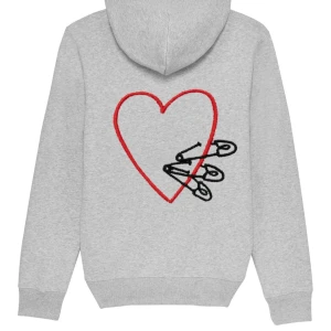 Grå hoodie med hjärtmönster - Säljer en grå hoodie med ett rött hjärtmönster på ryggen. Tröjan är knappt använd och är i my ner bra skick. 