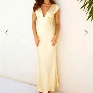 Ljusgul balklänning   - Super fin balklänning från Hello Molly! Lappen fortfarande kvar och i strl S❤️Nypris 1450 plus frakt och slutsåld på hemsidan!