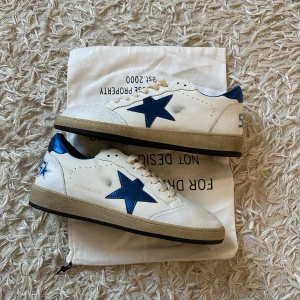 Golden Goose Ballstars ~ marinblå accenter    - Tjena! Säljer ett par helt nya, tvärfeta golden goose ballstars. Som ni kan se på bilderna så är de helt nya, aldrig använda, dustbag medföljer. De passar till allt möjligt, är väldigt bekväma och snygga! Kvitto finns inte, och därmed säljer jag betydligt billigare även då de kostat mer att köpa och är perfekt skick. Hör av er vid minsta intresse! Nypris~ 5500 sek 