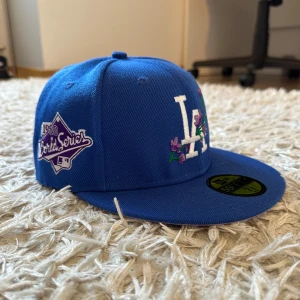 NEW ERA KEPS~ LIMITED EDITION - Helt ny, aldrig använd keps. Perfekt för sommaren och som kompletterande del av outfiten, passar till allt möjligt och alla stilar. Storlek 7 1/8 